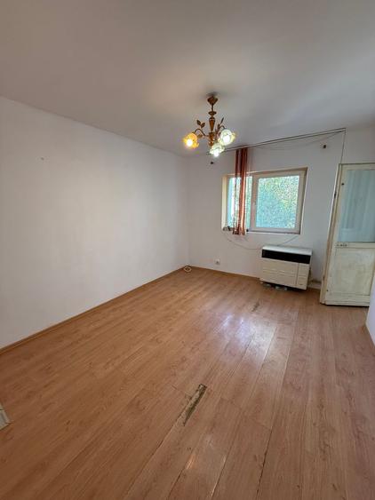 Garsonieră 27 mp cu balcon - etaj 2 - nemobilata -bloc an 1980