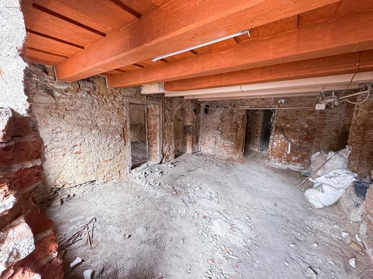 Apartament 2 Camere 80 mp UTILI De Renovat Str. Lunga