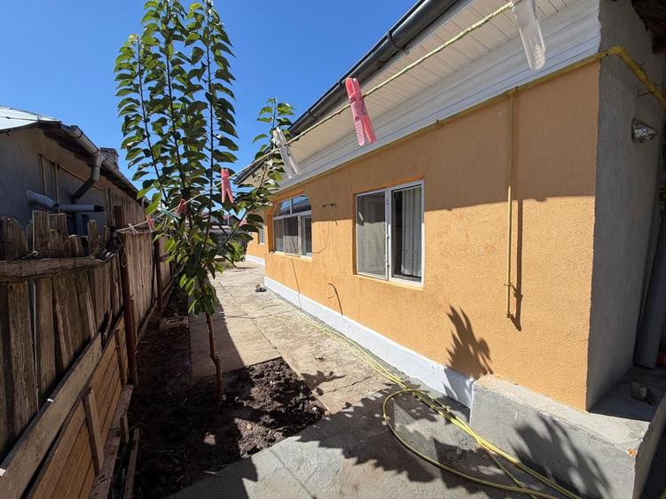 CASĂ  105 MP UTILI TEREN 400 MP COMUNA BERCENI STRADA CIULINI