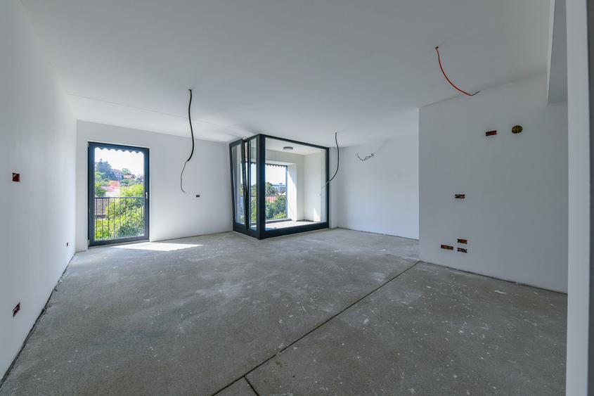 Apartament cu 3 camere, cu balcon tip logie