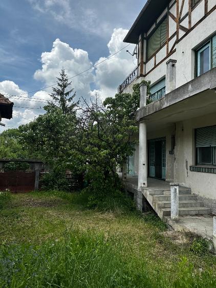 Casa 11 camere la sat cu anexe, teren, utilități, 30 km de Sinaia