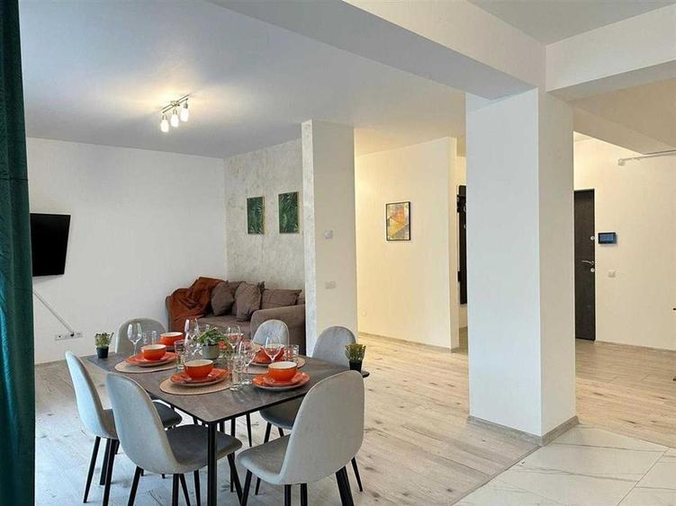 Apartament modern 3 camere 2 bai parcare si terasa zona Centrala