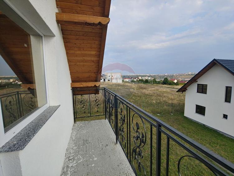 Casă / Vilă individuală cu 560 mp teren, de vânzare în Scheia, Suceava