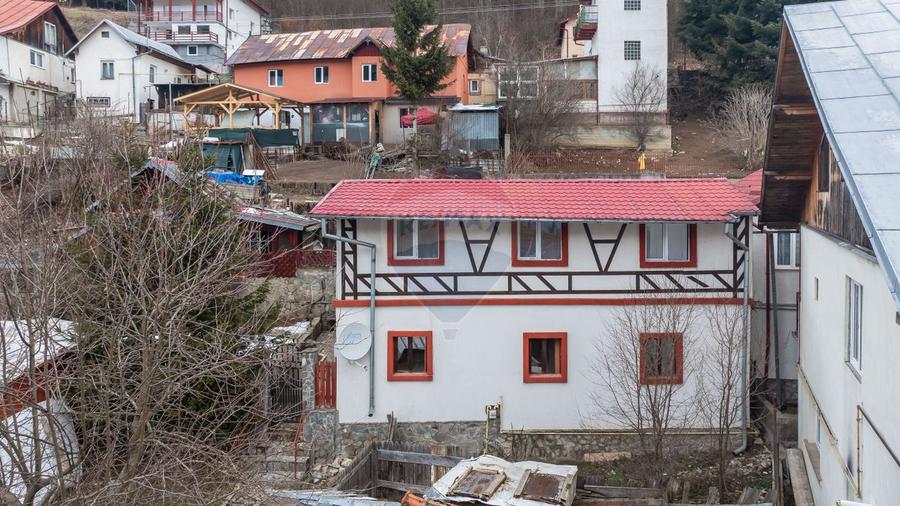 Casă cu 6 camere de vânzare în Azuga, Comision 0%!