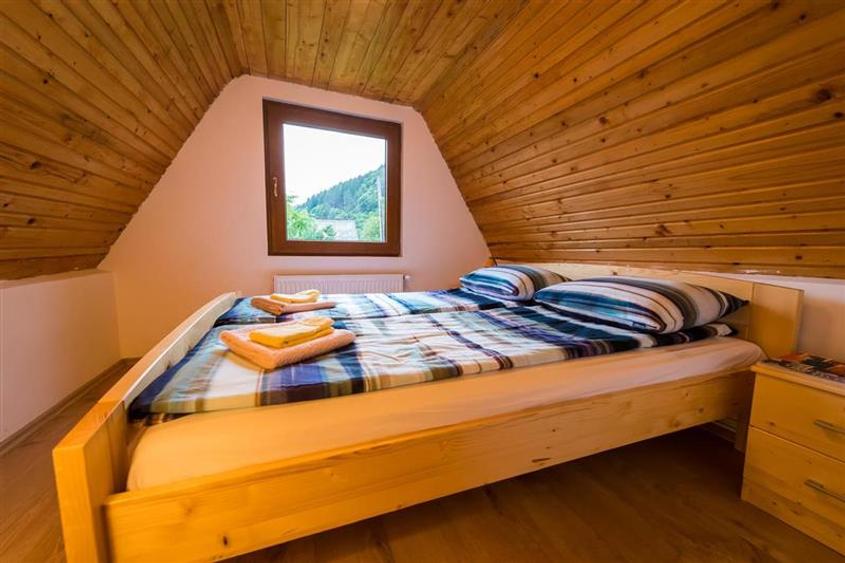 De vanzare casa de vacanta/locuit  in Lunca Bradului