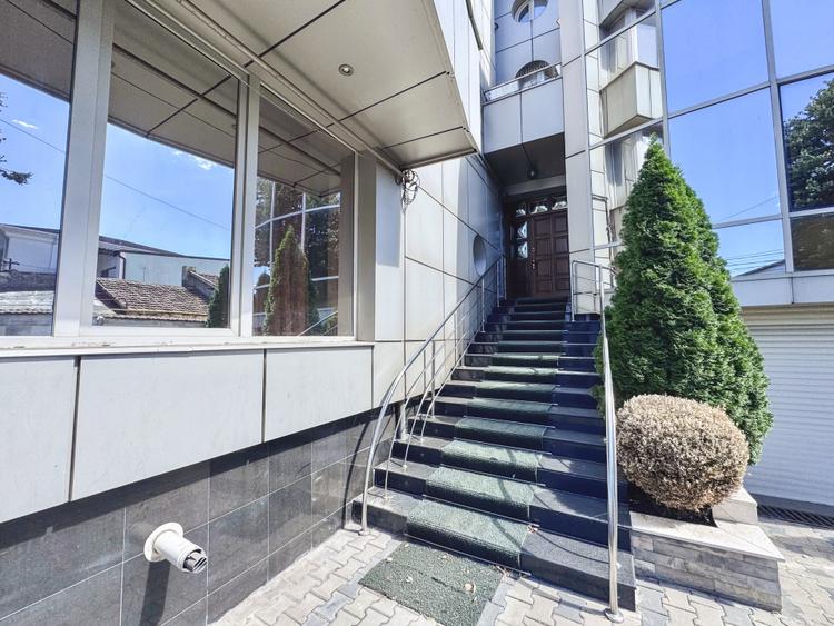 Vilă de închiriat spatioasă | 6 camere | Garaj spatios | Pozitie Centrala