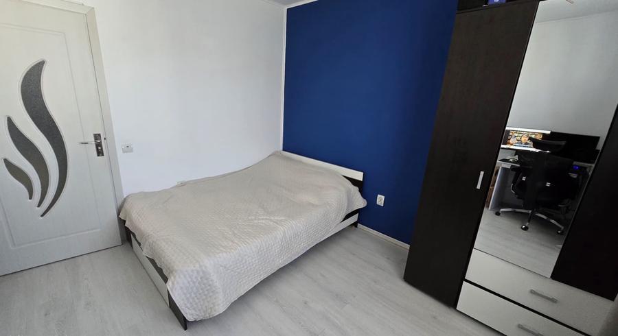 Apartament cu 3 camere, 59 mp, balcon, zona Teilor