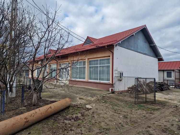 Se oferă spre vânzare / închiriere clădire cu spațiu comercial