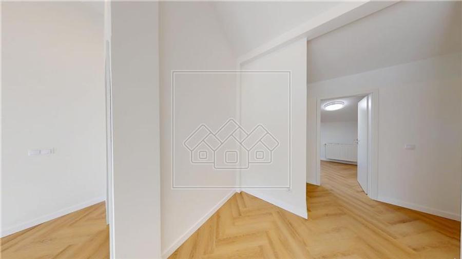 Penthouse cu 4 camere si balcon - 2 bai, intabulat