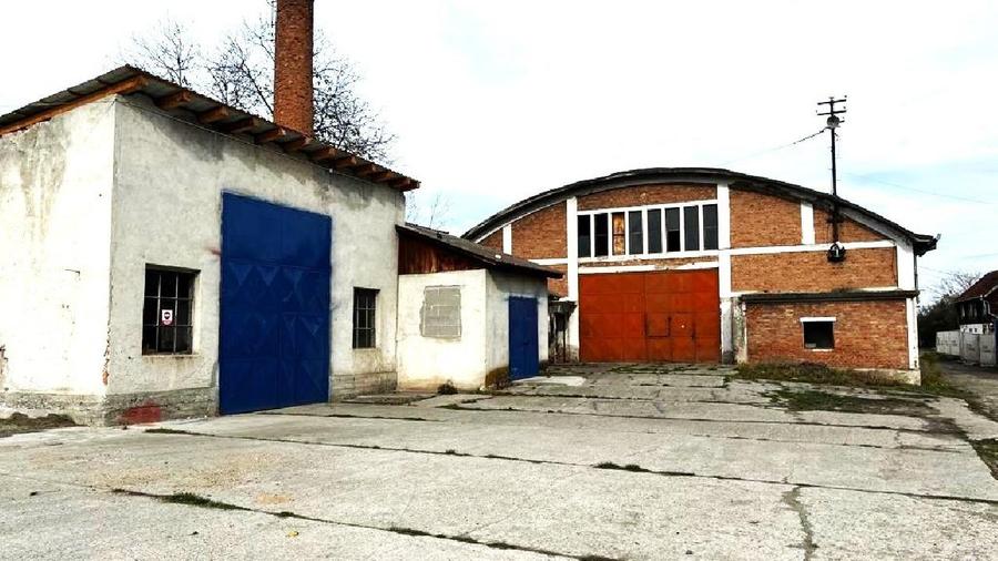 Teren intravilan 16.058 mp + 8 Spatii industriale/depozitare Sibiu zona Pia