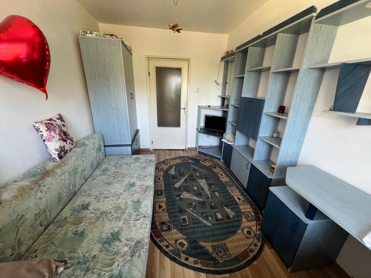 INCHIRIEZ apartament 3 camere decomandat, zona Ciresica