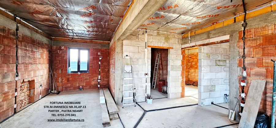 Casa la rosu si teren 615 mp, intr-un cartier de vile, Dumbrava Rosie