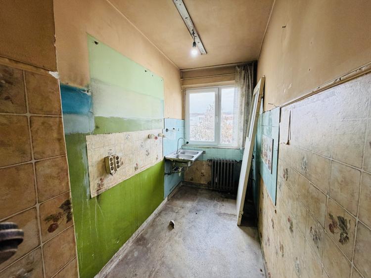 Apartament 3 camere, semidecomandat, 52mp - zona Sagului