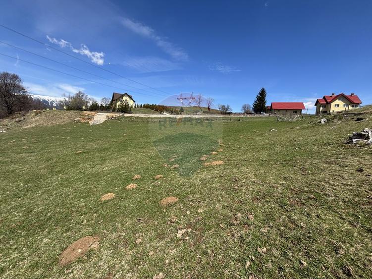 Teren Fundata 1776 mp, utilități la hotar, acces betonat, vedere munte