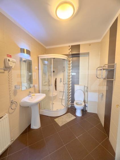 Cladire multifunctionala, pensiune plus casa, parcari private