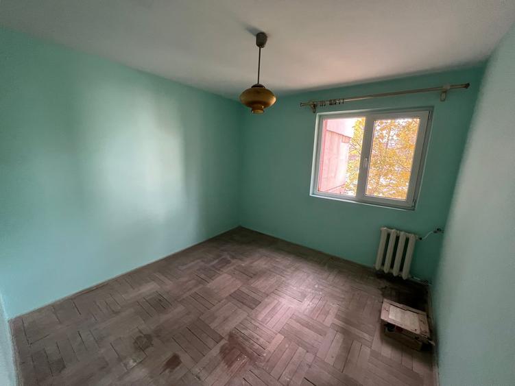 Apartament 4 camere, etaj 1/4, zona Mausoleul Eroilor - Sud
