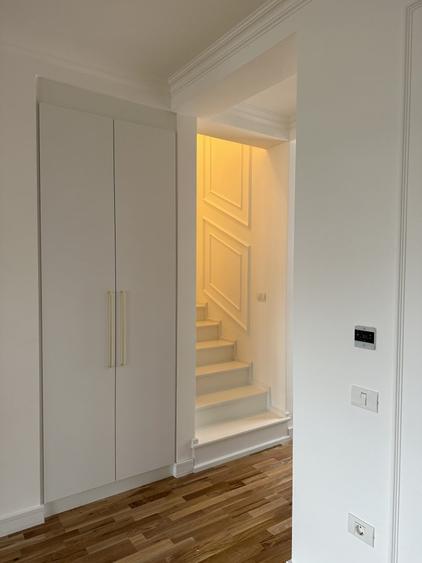 Margine de triplex : 5 camere, 3 bai,2 dressinguri,bucatarie, balcon,terasa.