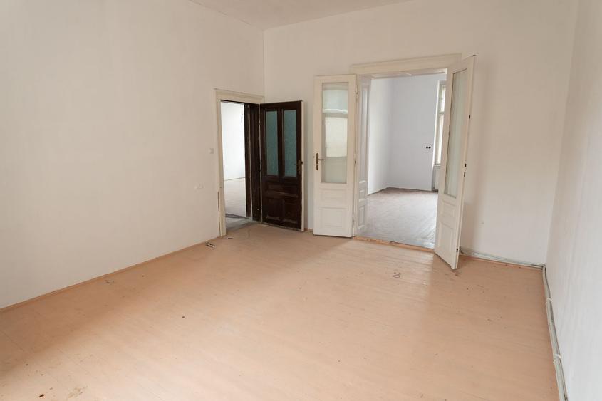 De vanzare Cladire bloc Istoric Central Arad D+P+E+M curte proprie