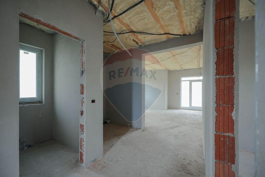 De vânzare casă semifinisată cu 3 camere, 455 mp teren, în Cihei