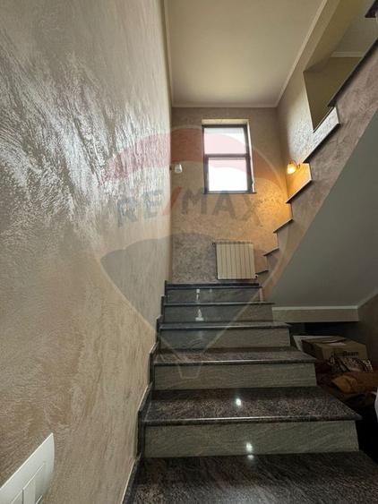 Casă / Vilă nouă cu 5 camere + casă bătranească renovată