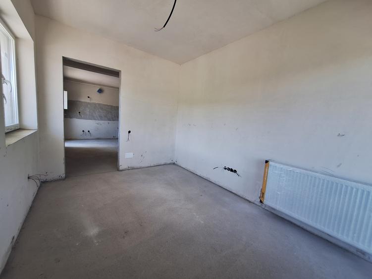 Apartament cu 3 camere semifinisat, cu CF, balcon, zona Terra