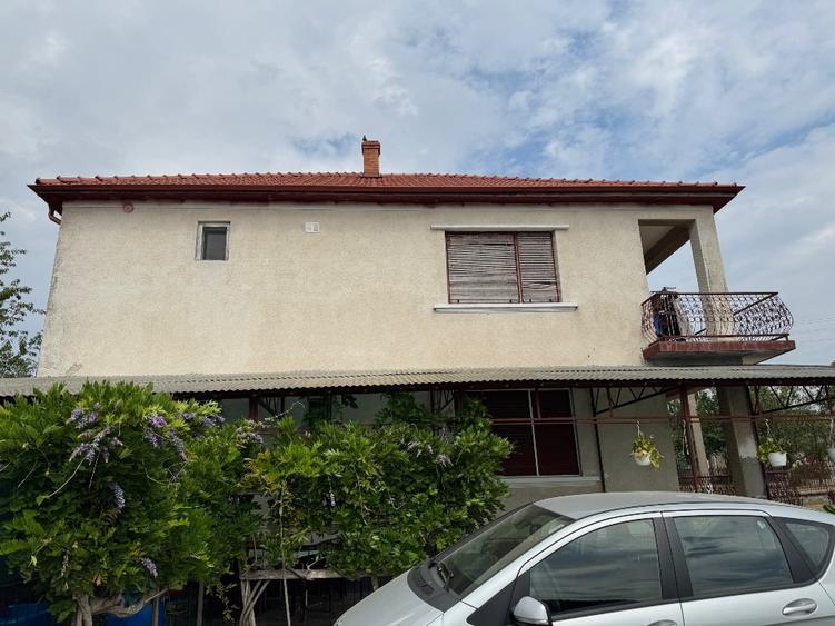 Casă spațioasă și solidă, cu două niveluri, situată într-o zonă liniștită