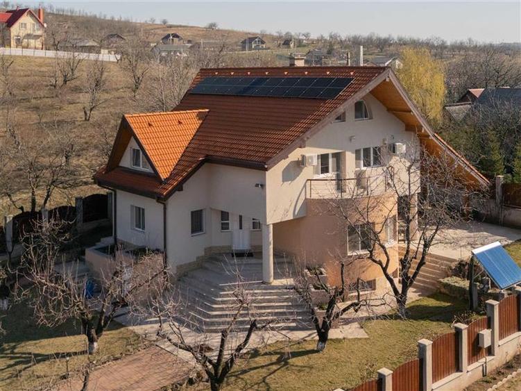 Casa de Lux in Livada cu Ciresi Eleganta, Confort si Panorama de Vis
