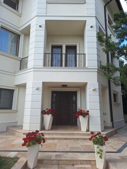 Resedinta deosebita,renovata 2023,P+2,garaj 2 loc, sauna, piscina, teren 1130 mp