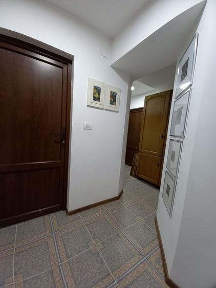 Apartament central la demisol înalt