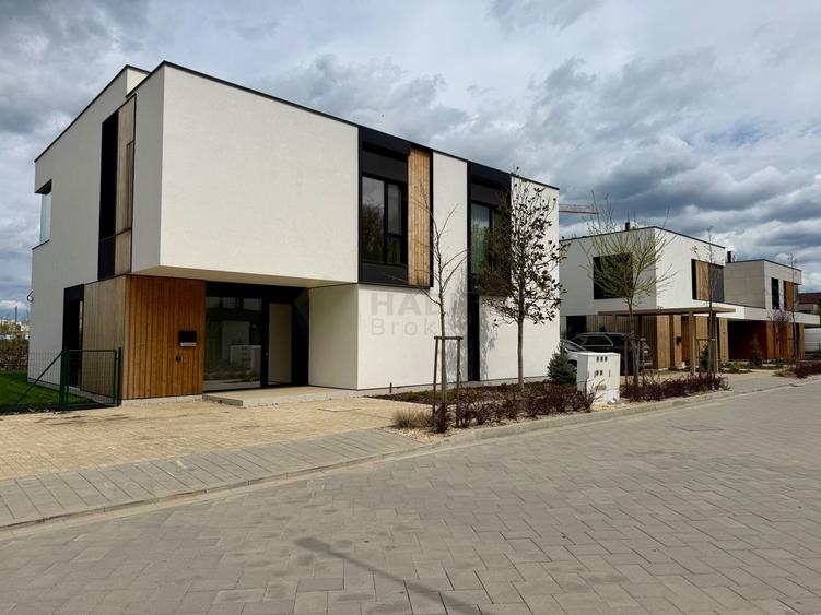 Vila tip duplex in Amber Forest, langa padure