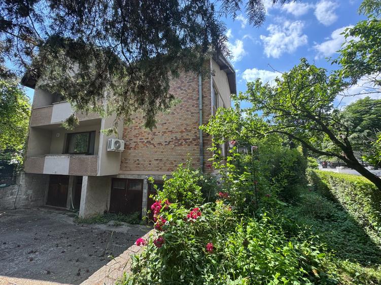 Proprietate rară și unică. Apartament în vila cu teren și garaj subteran