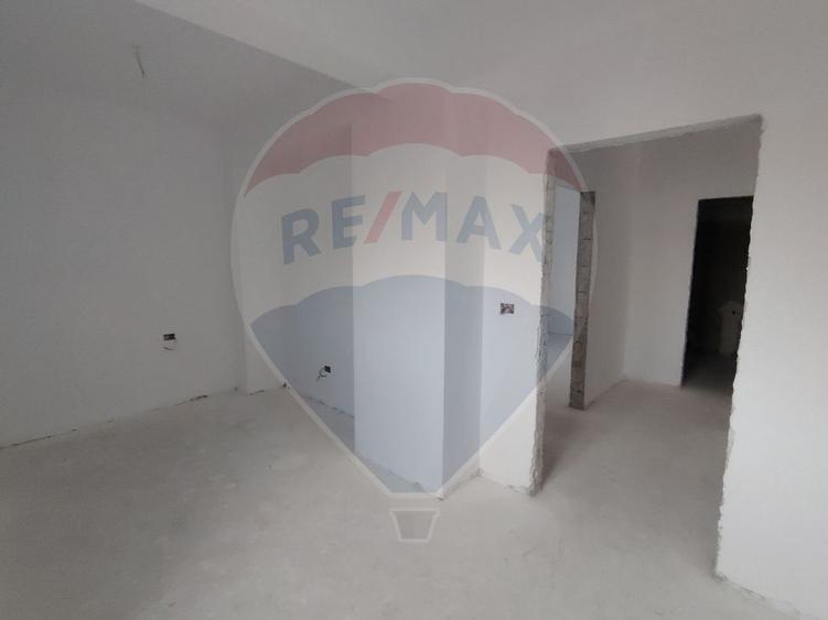 Apartament cu 3 camere ETAJ 2