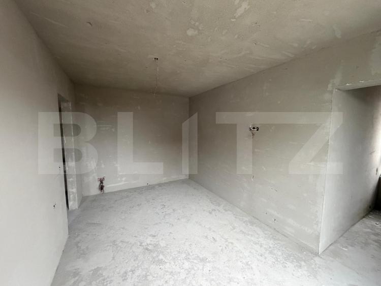 Apartament 4 camere, semifinisat cu garaj si boxa, zona Bradet