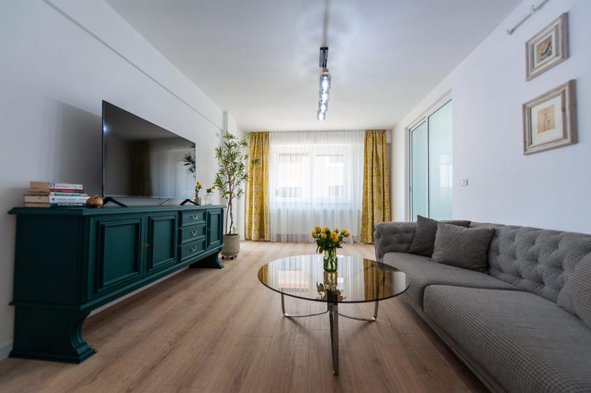 Apartament cu 3 camere, Etaj 1, Bloc cu lift, Parcare, 400 euro