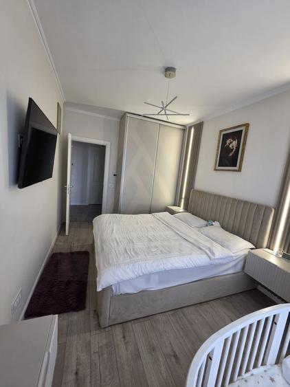 Apartament ultrafinisat 72 mp utili 3 camere 2 bai lift C. Surii Mici