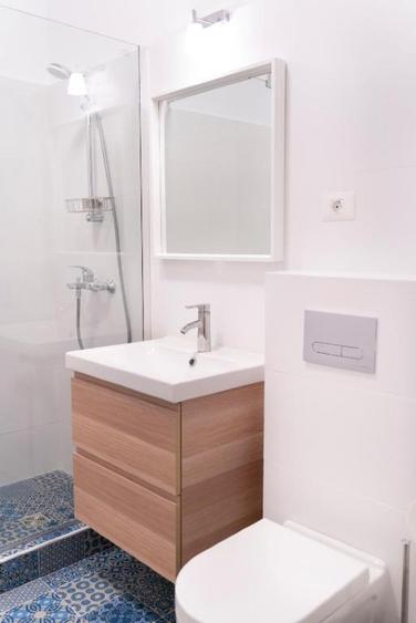Apartament de inchiriat 2 camere, parcare proprie. Serviciu curatenie optional.