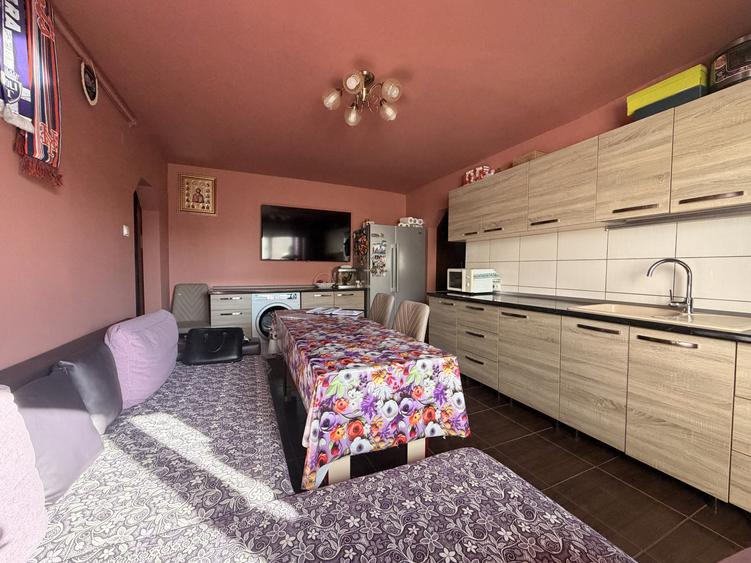 Apartament 4 camere, decomandat mp '70 utili, boxa, 10 mp cu CF etaj 3-Soarelui