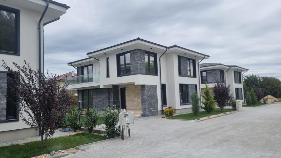 Complex rezidential cu 7 vile langa Laguna Albastra