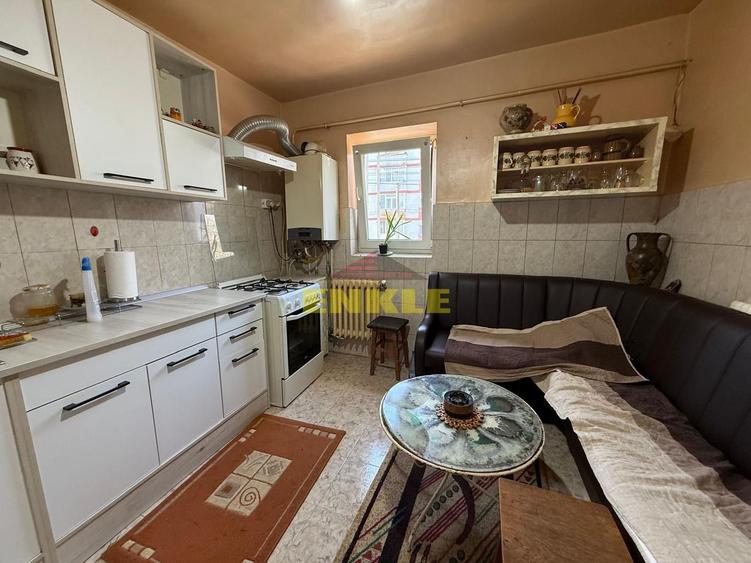 De vânzare apartament 4 camere decomandat, etaj 1 – zona Capat la 1
