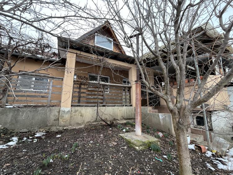 Casa la sol,3camere constructie mixta,renovata,mobilata,utilata,Valu lui Traian!