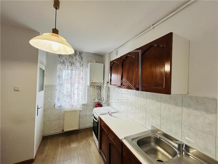Ap decomandat, 2 camere, balcon, etaj 5/8 - M. Viteazu