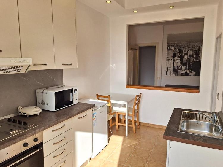 Vinzare apartament renovat cu design italian in Piata Romana
