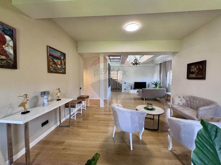 Apartament cu 4 camere de închiriat în zona Capitale