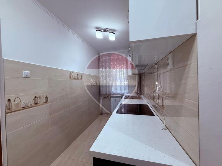De vânzare apartament 3 camere  Zona Universității, Str Ronald Reagen - 7