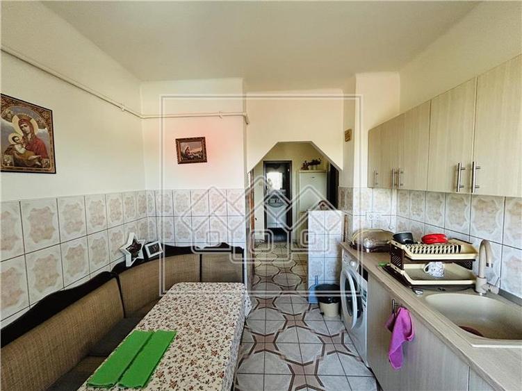 Ap decomandat, cu 2 camere si balcon, etaj 1 - Sura Mica