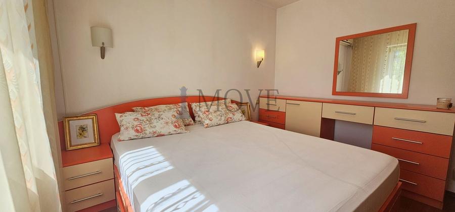 Apartament etaj intermediar, luminos, centrală proprie, fereastră la baie