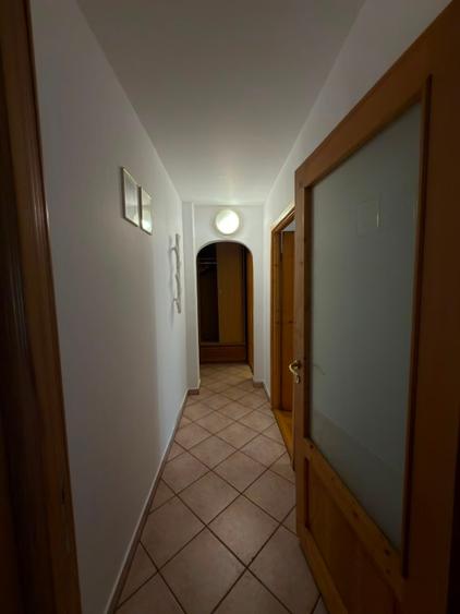 Inchiriez apartament 4 camere, Etaj 1 Brasov, Centru Civic, CEC Bank