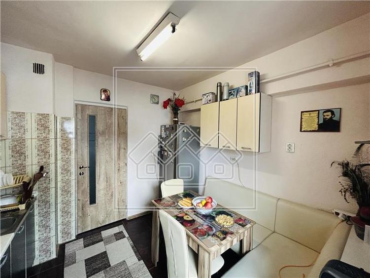 Ap decomandat, cu 2 camere, balcon, etaj 4/8 - M. Viteazu
