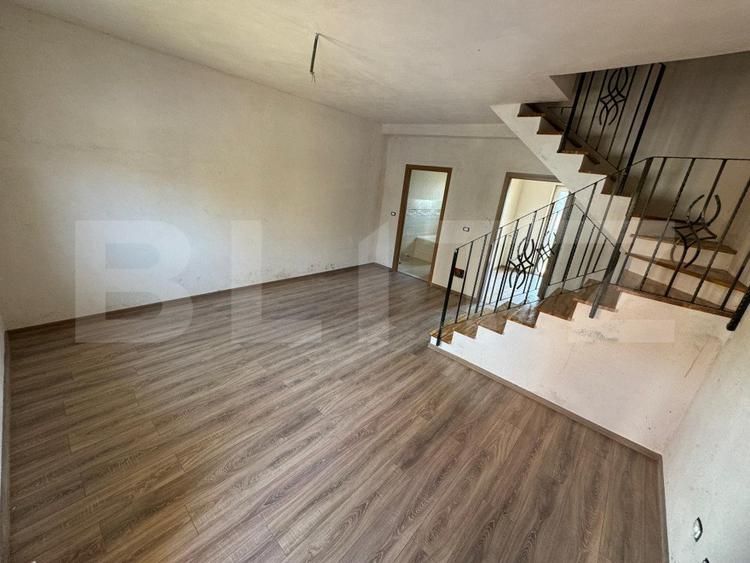 Apartament Tip Casă cu Scară interioară, Curte și Garaj generos –Micro