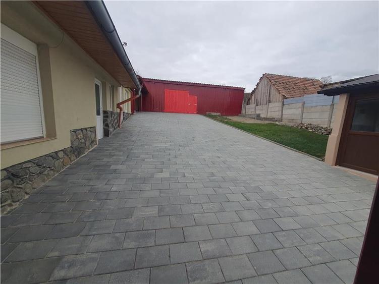 Casa saseasca pe un singur nivel, cu 2.021mp teren in Slimnic